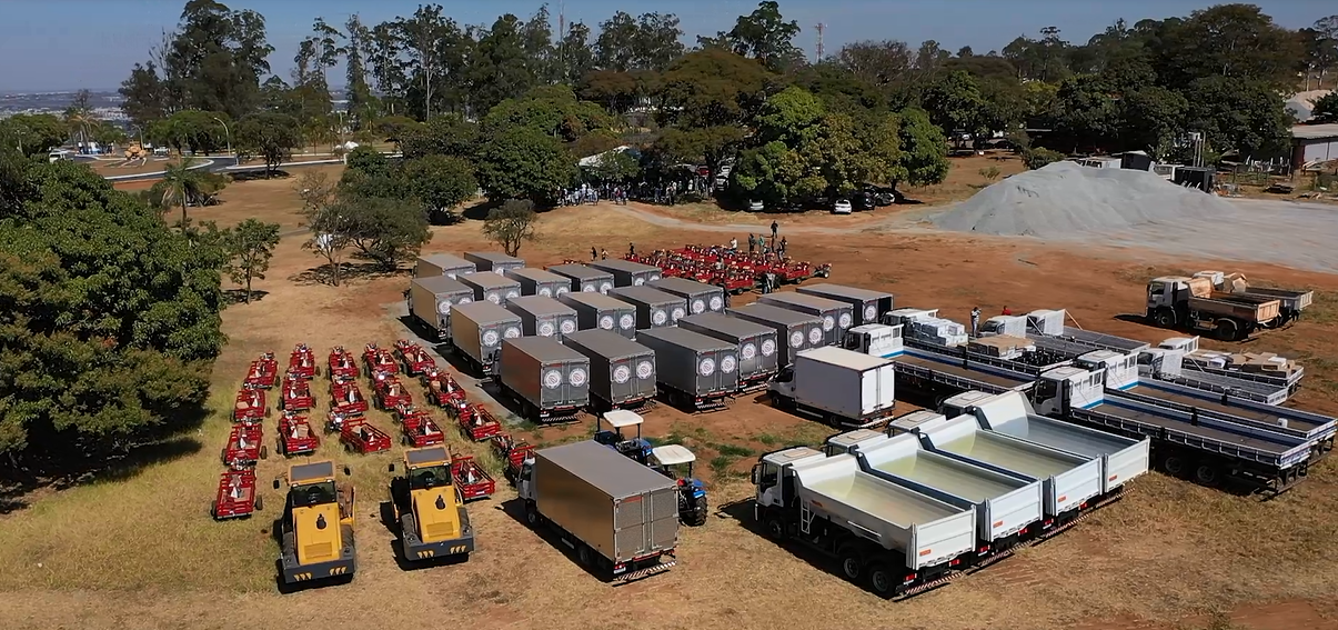 COMEMORAÇÃO E UNIÃO NA ENTREGA DOS CAMINHÕES E TOBATAS DA ROTA